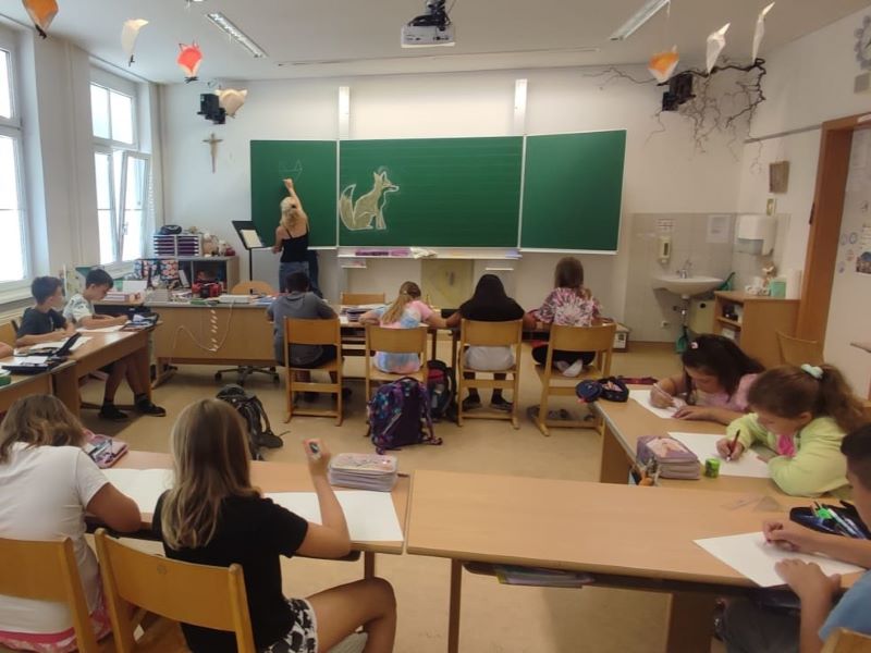 Anna Kautsch beim Malen in der Klasse