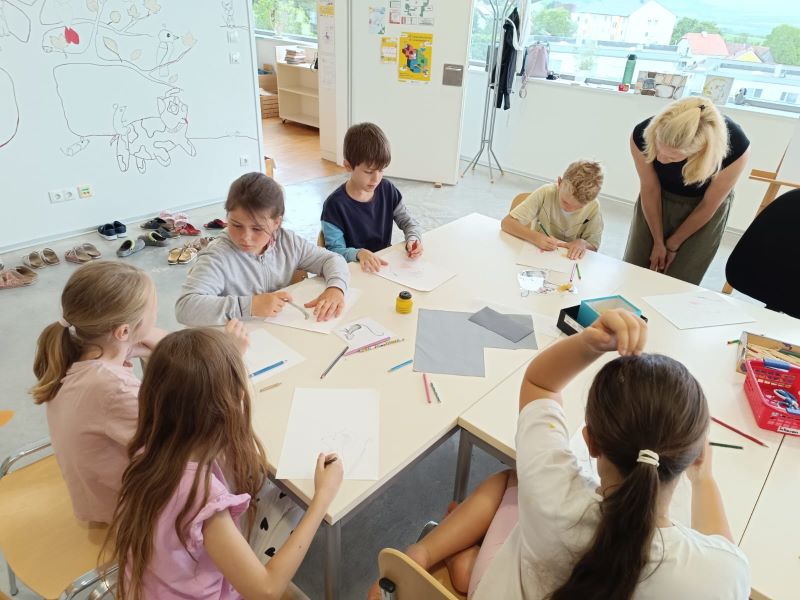 Anna Kautsch beim Malen in der Bibliothek