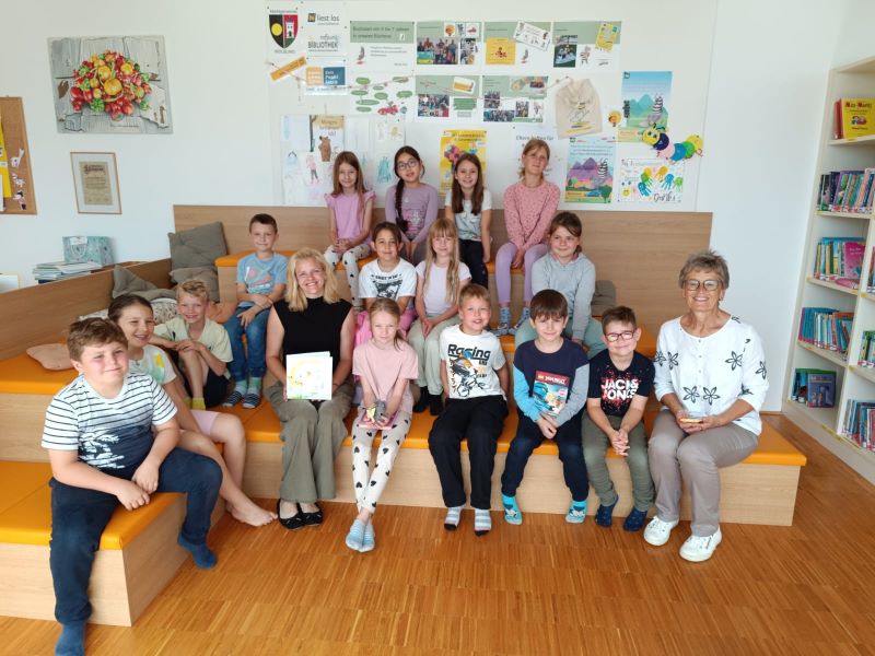 Anna Kautsch mit den Kindern in der Bibliothek